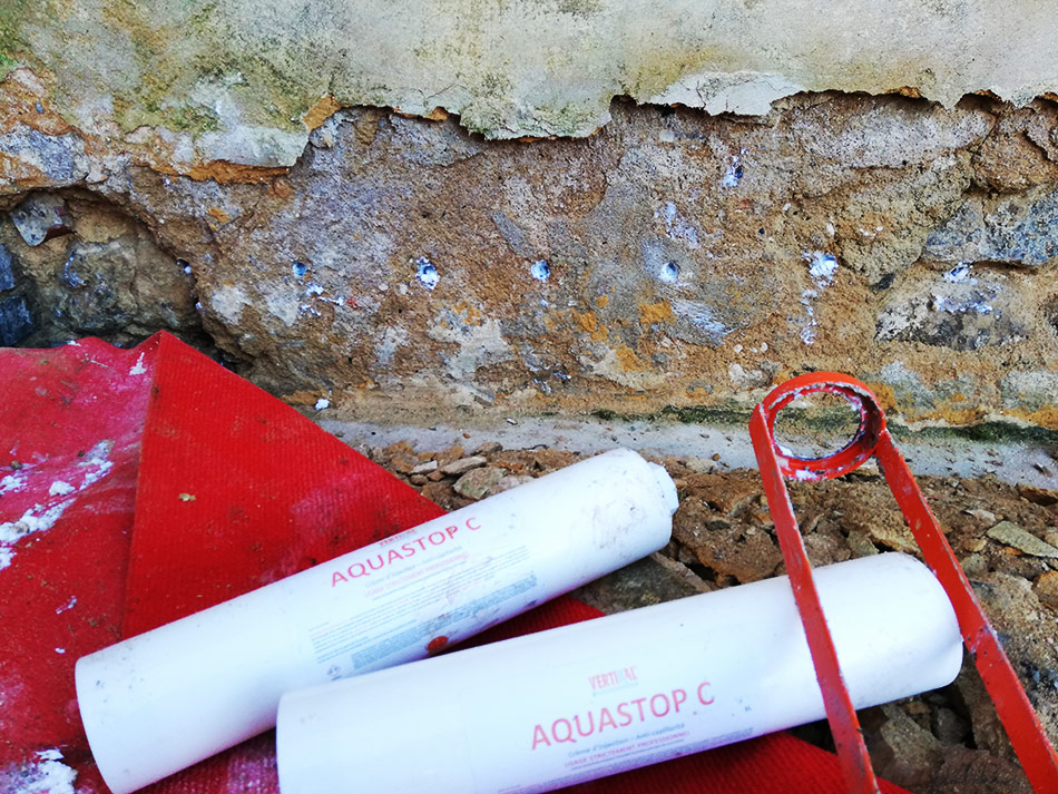 Mise en place de matériaux pour la façade par un façadier dans l'Orne.