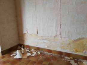 Mur avec papier peint décollé et débris, Esprit Façades, Façadier dans l'Orne.