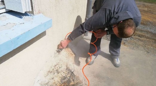 Professionnel du façadisme travaillant sur une façade, Esprit Façades.