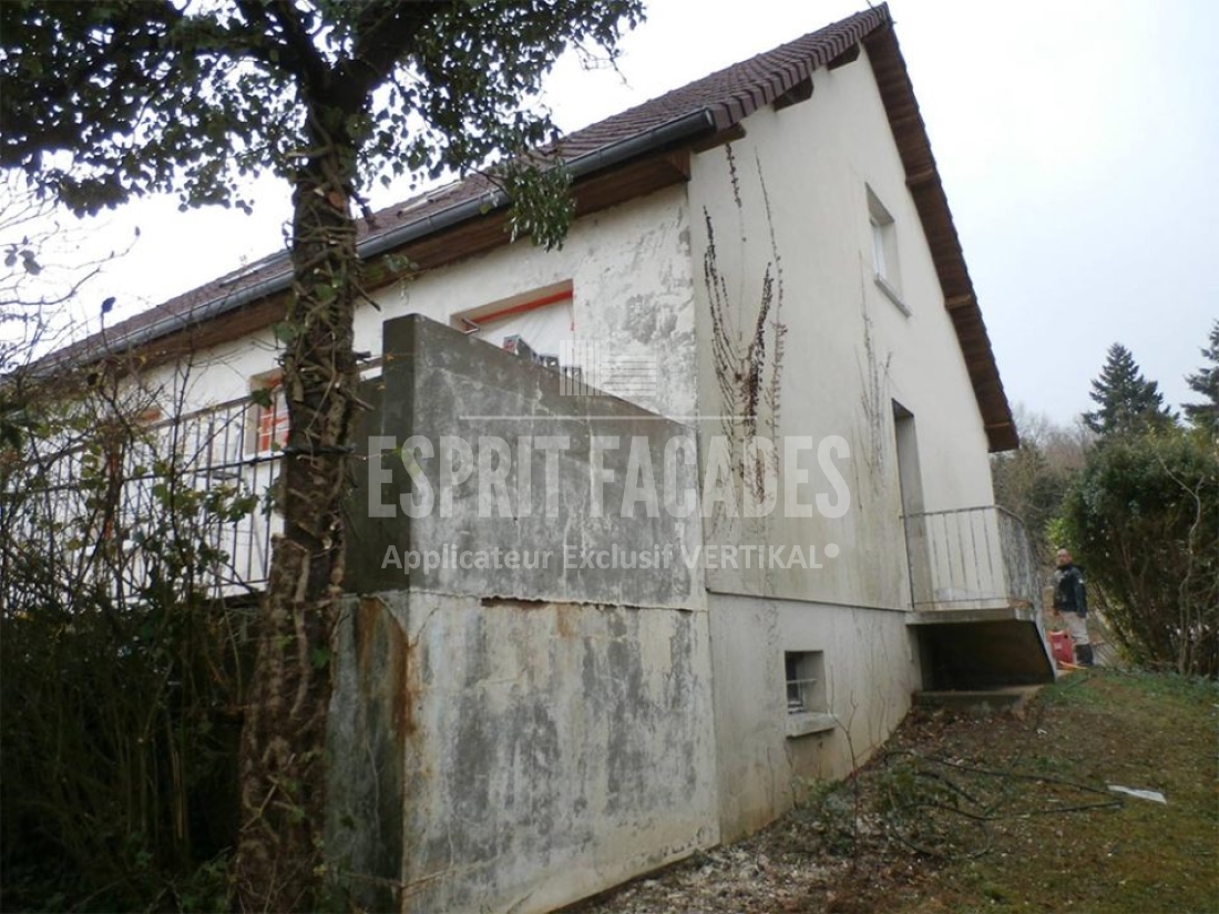 Façade d'une maison nécessitant un nettoyage par Esprit Façades dans l'Orne.