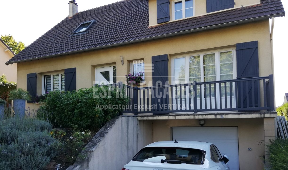 Maison avec balcon et volets, réalisée par Esprit Façades dans l'Orne.