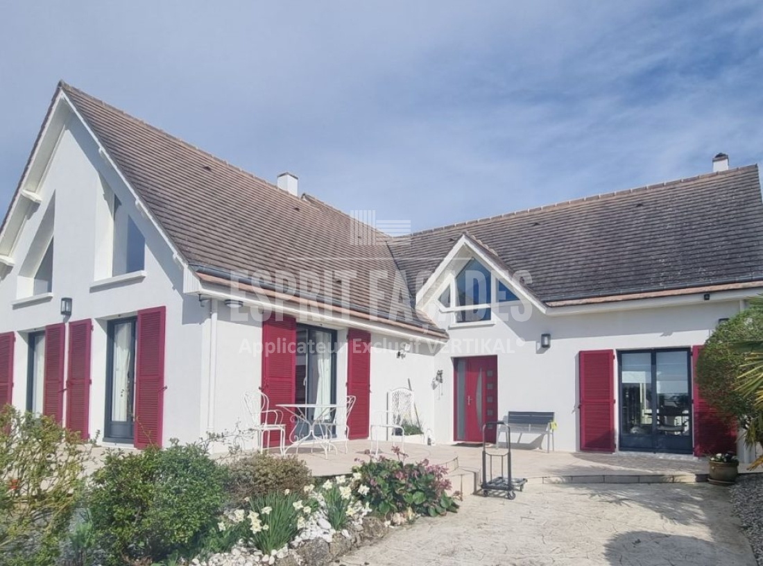 Maison avec volets rouges, réalisations d'Esprit Façades, façadier dans l'Orne et Eure-et-Loir.